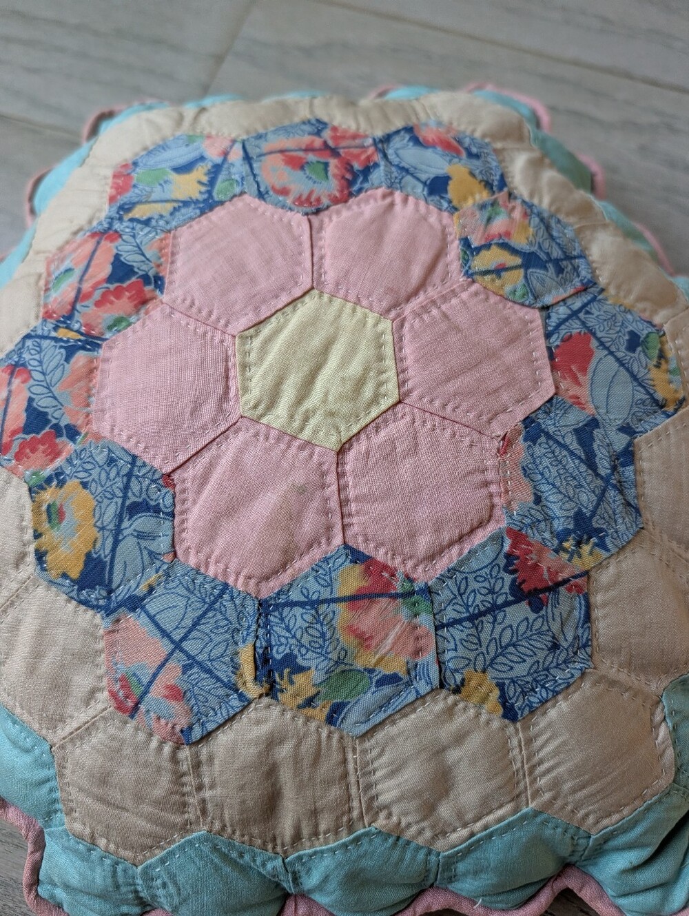 VINTAGE QUILT PILLOW feather filled - Picture 5 of 8